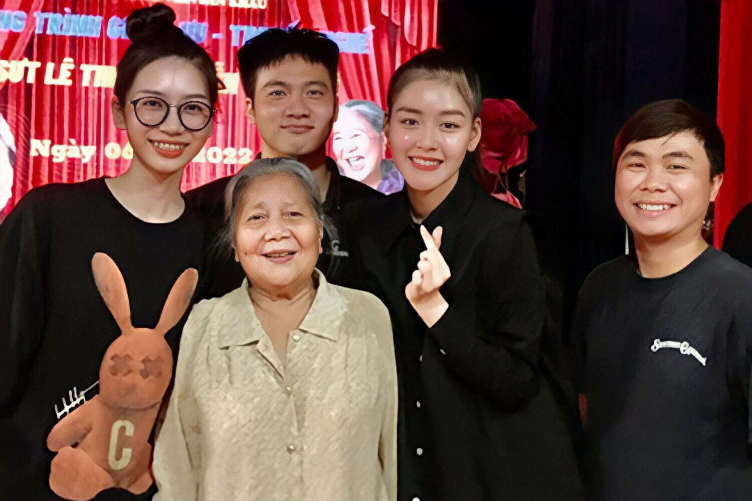Diễn viên Lê Thiện: 'Tôi sốc khi trượt danh hiệu Nghệ sĩ Nhân dân' 3 Nghệ sĩ Lê Thiện trong buổi truyền nghề cho diễn viên trẻ hồi tháng 4. Ảnh: Thanh Hiệp